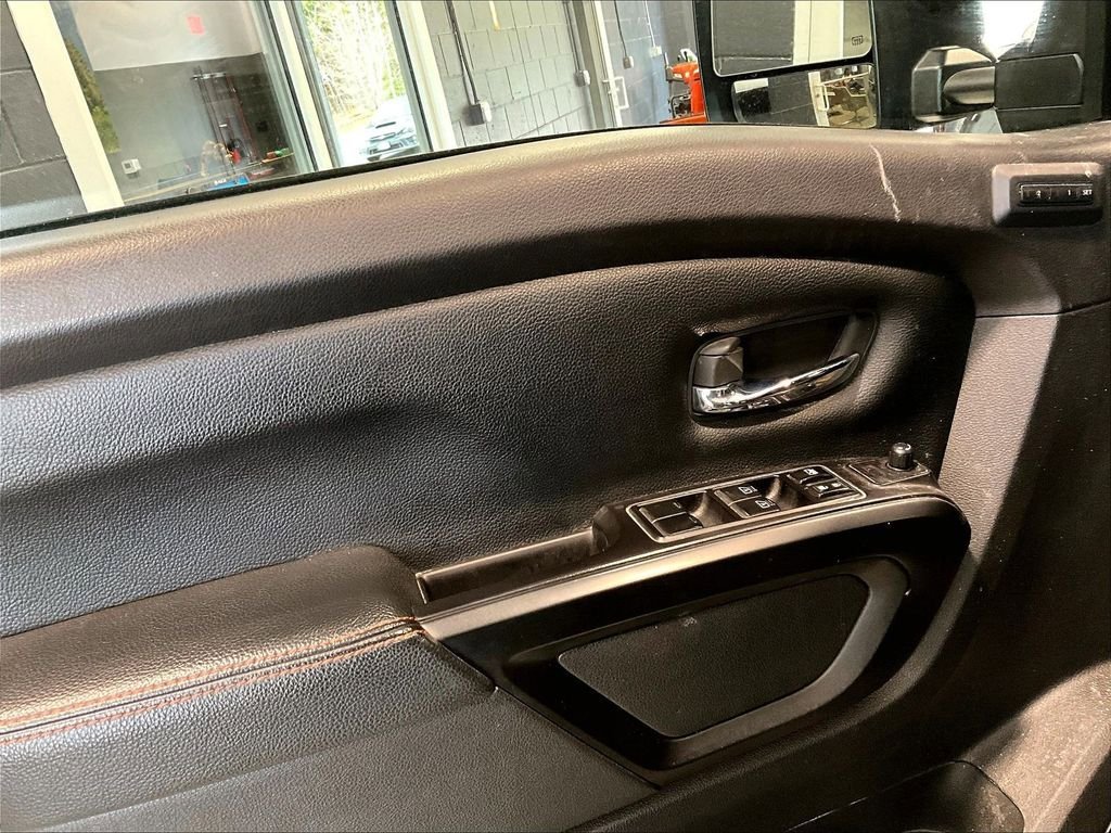 Used 2021 Nissan Titan PRO-4X w/ Pro-4x Convenience Package image 10