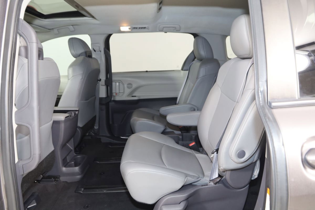 Used 2021 Toyota Sienna XLE FWD image 48