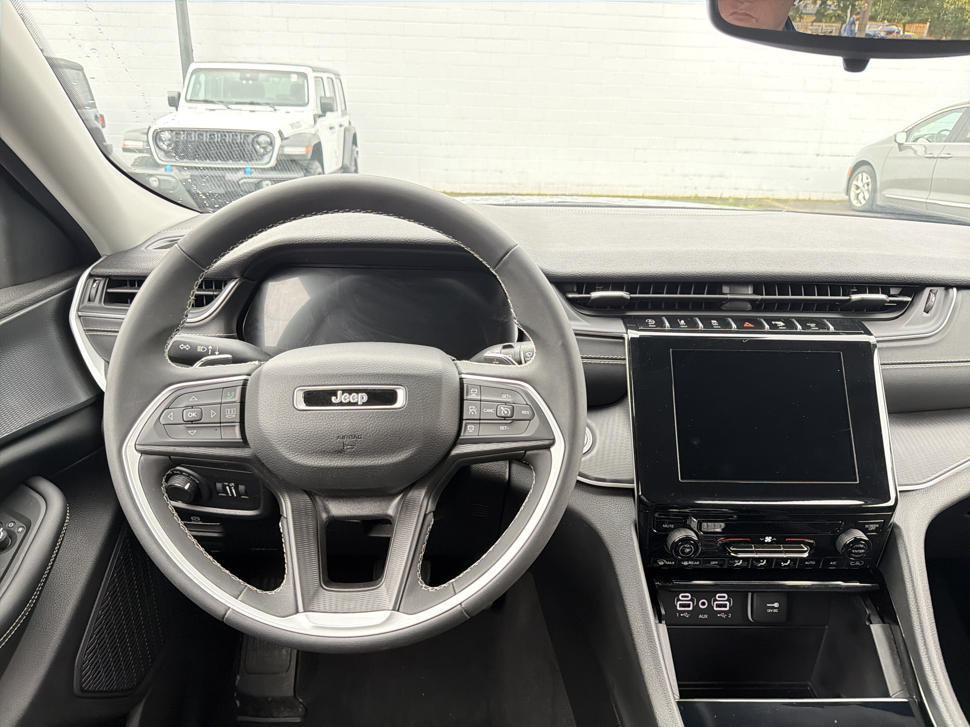 Used 2023 Jeep Grand Cherokee Laredo AWD/4WD image 13