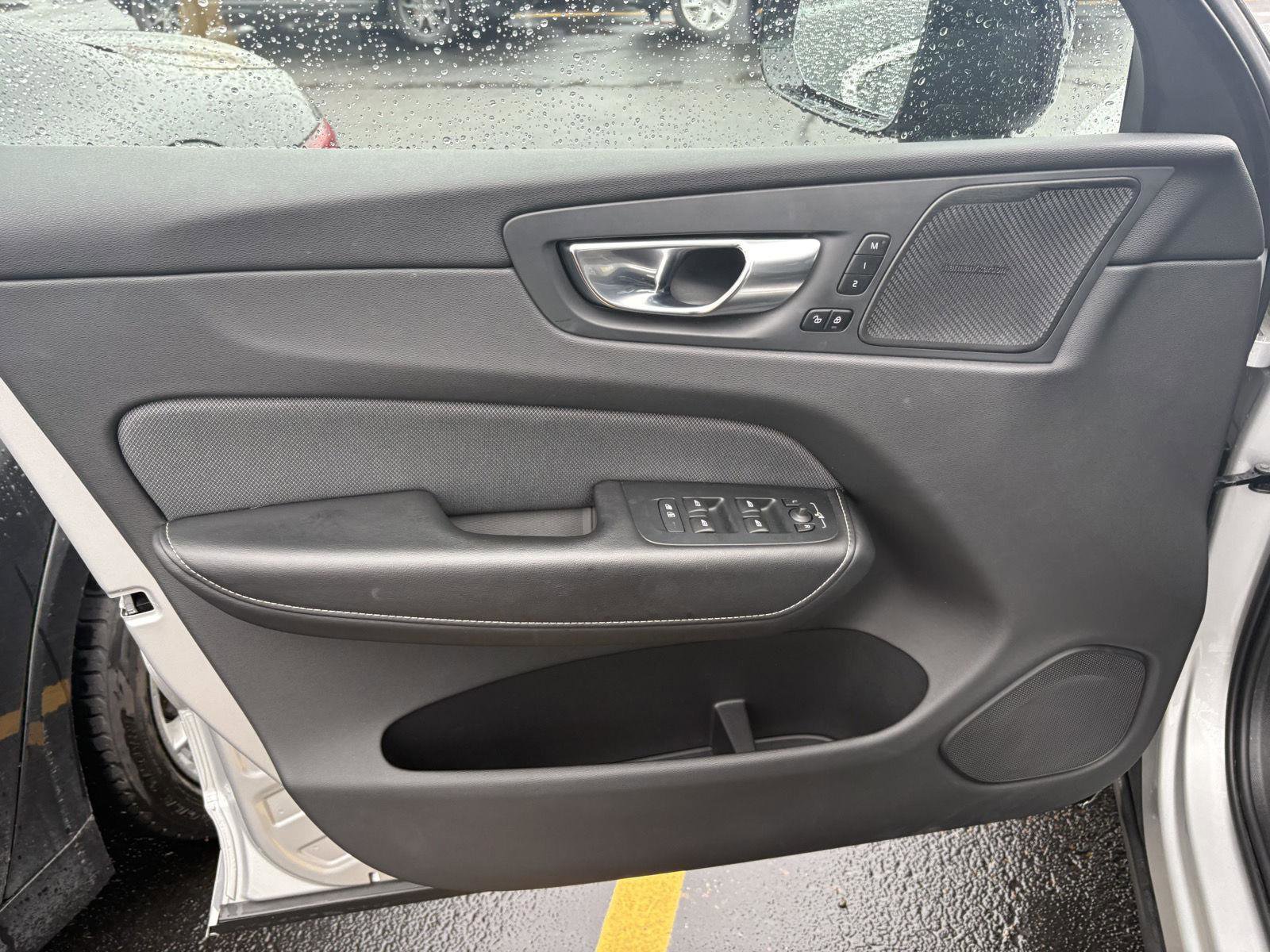 Used 2021 Volvo XC60 T5 R-Design w/ Advanced Package image 3