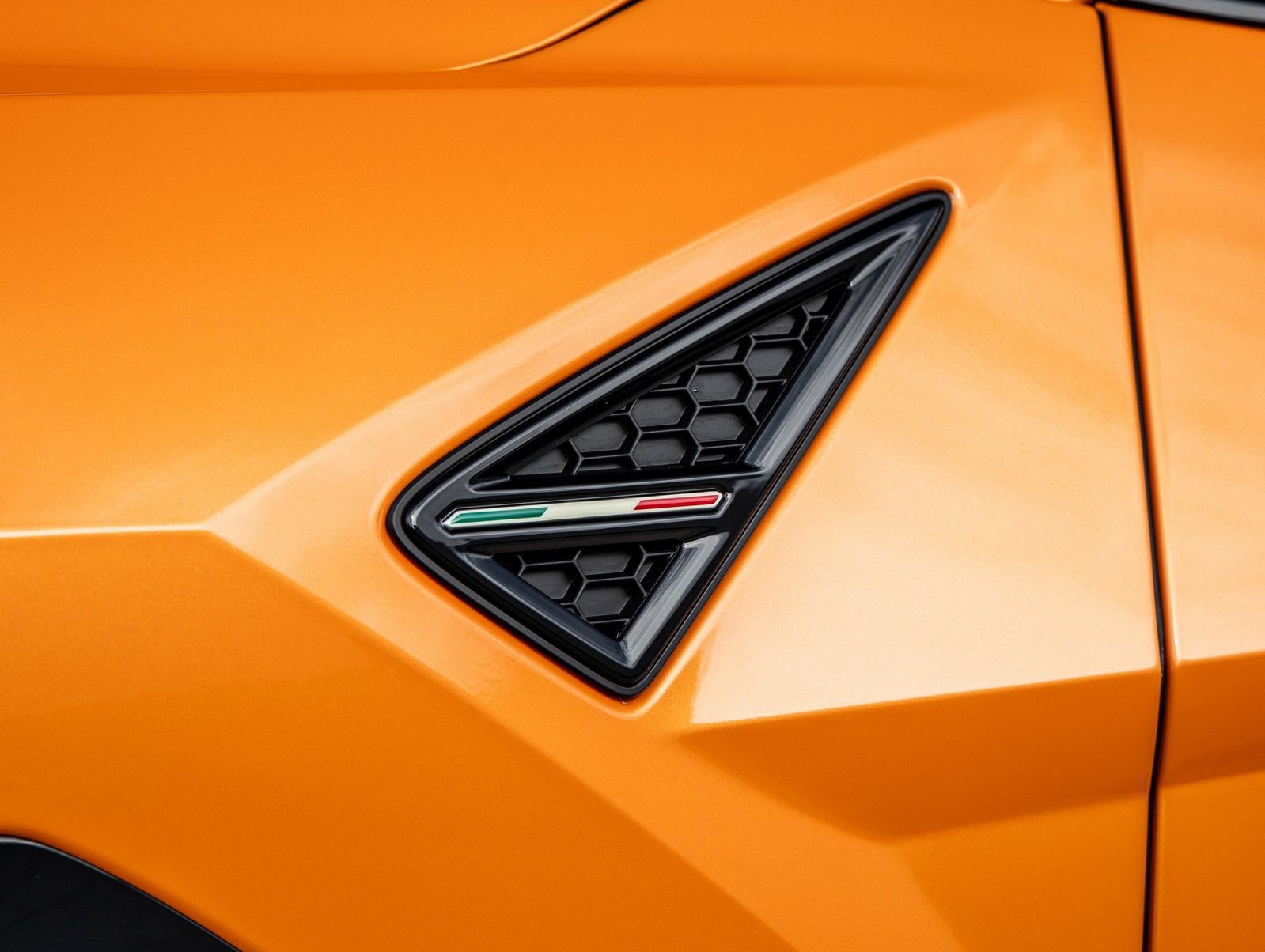 Used 2025 Lamborghini Urus SE image 13