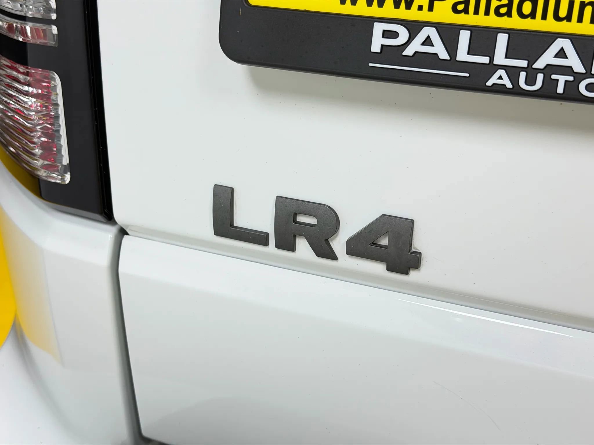 Used 2015 Land Rover LR4 HSE image 13