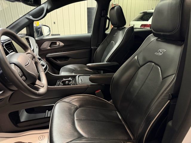 Used 2025 Chrysler Pacifica Limited image 14