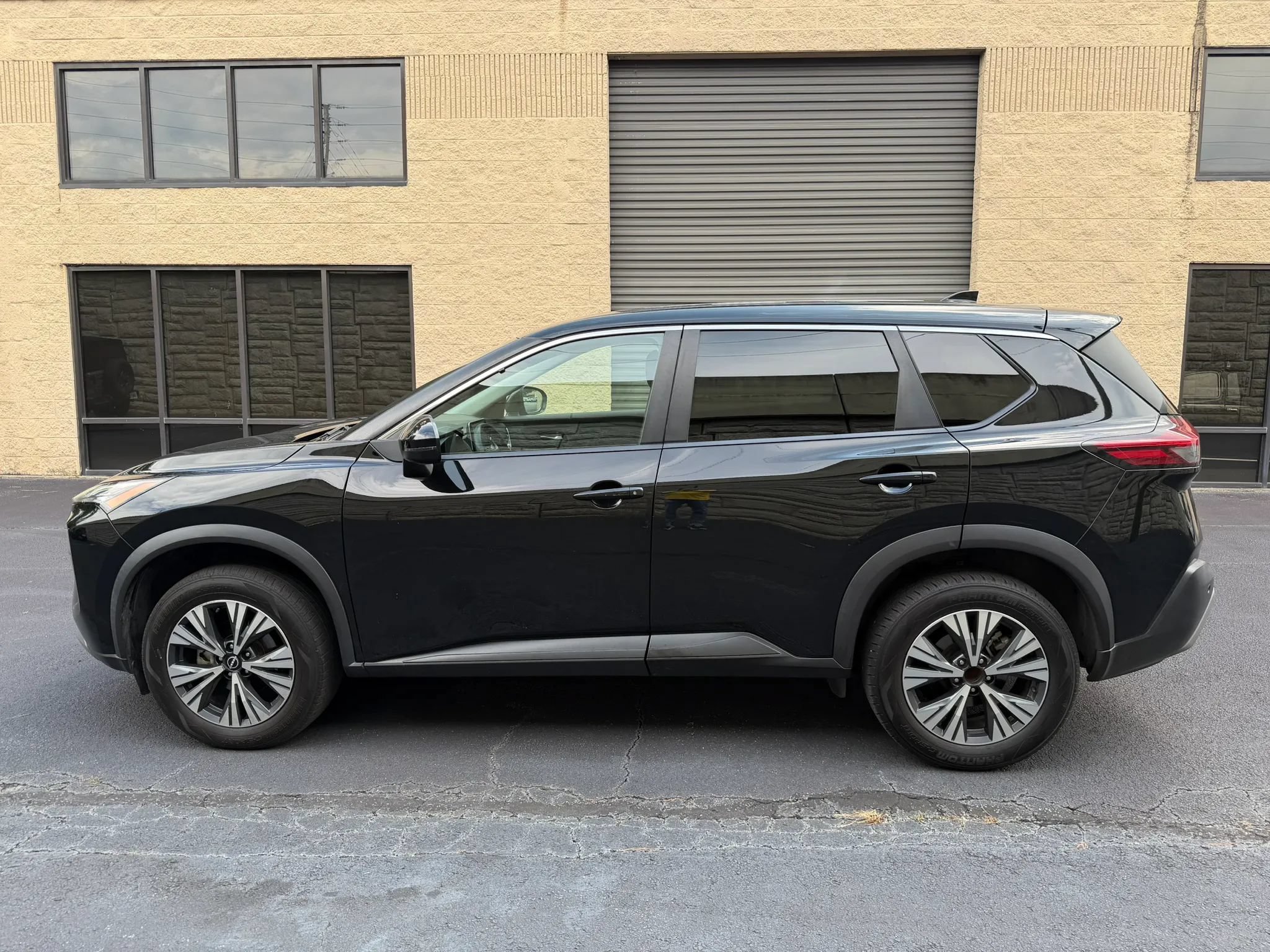 Used 2022 Nissan Rogue SV FWD image 3