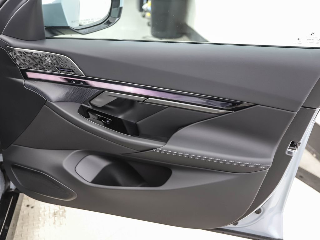 New 2026 BMW 550e xDrive image 29