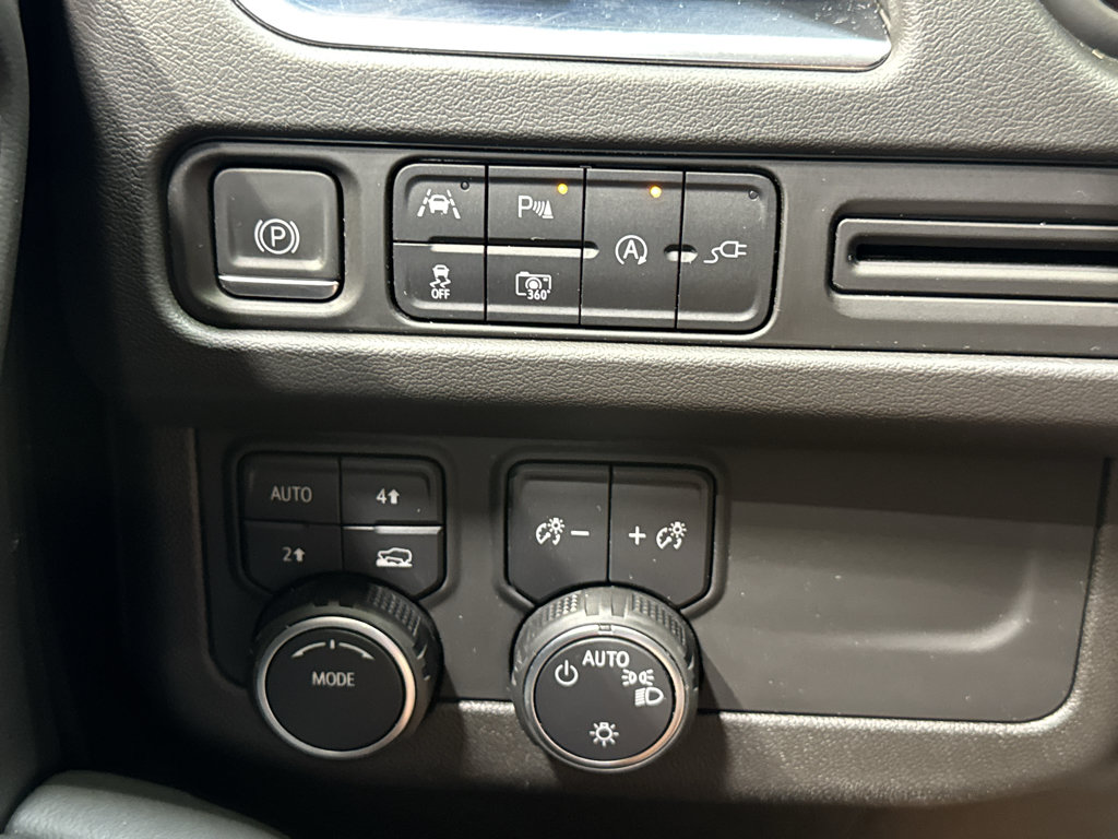 Used 2022 Chevrolet Suburban RST w/ Luxury Package AWD/4WD image 34