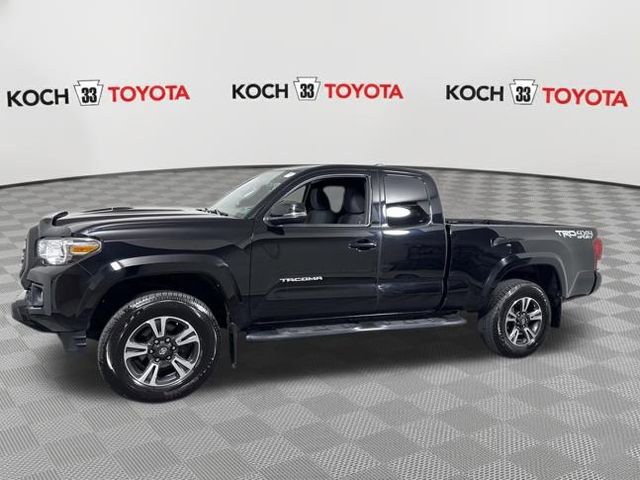 Used 2017 Toyota Tacoma TRD Sport w/ Tow Package (A/T) image 4