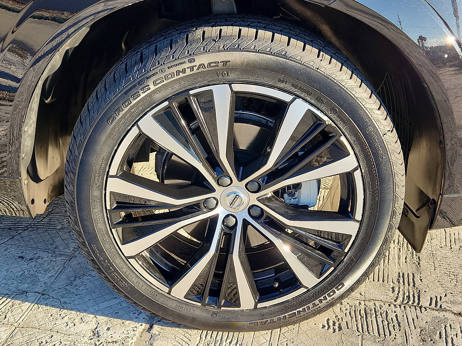 Certified 2023 Volvo XC60 B5 Plus w/ Climate Package image 8