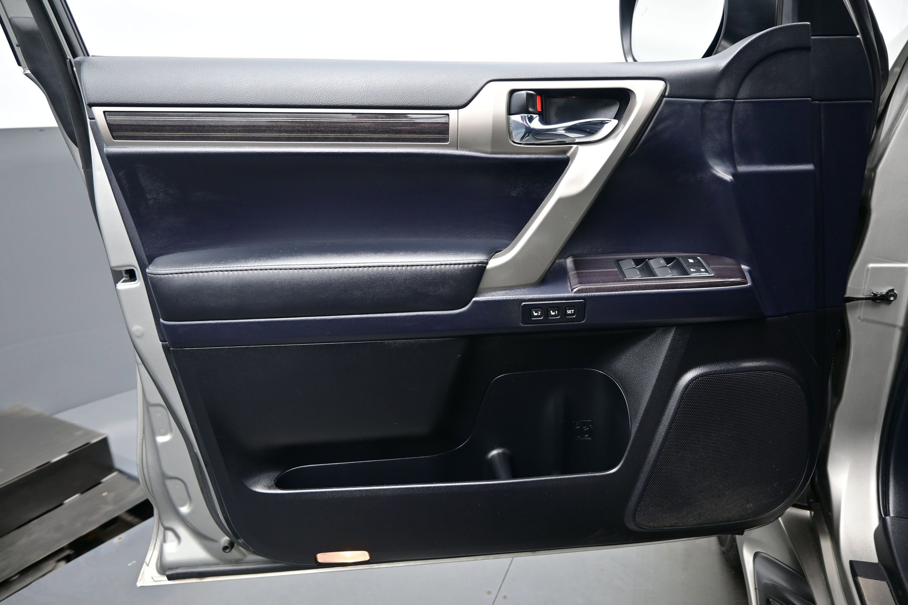 Used 2021 Lexus GX 460 Premium w/ Accessory Package AWD/4WD image 9