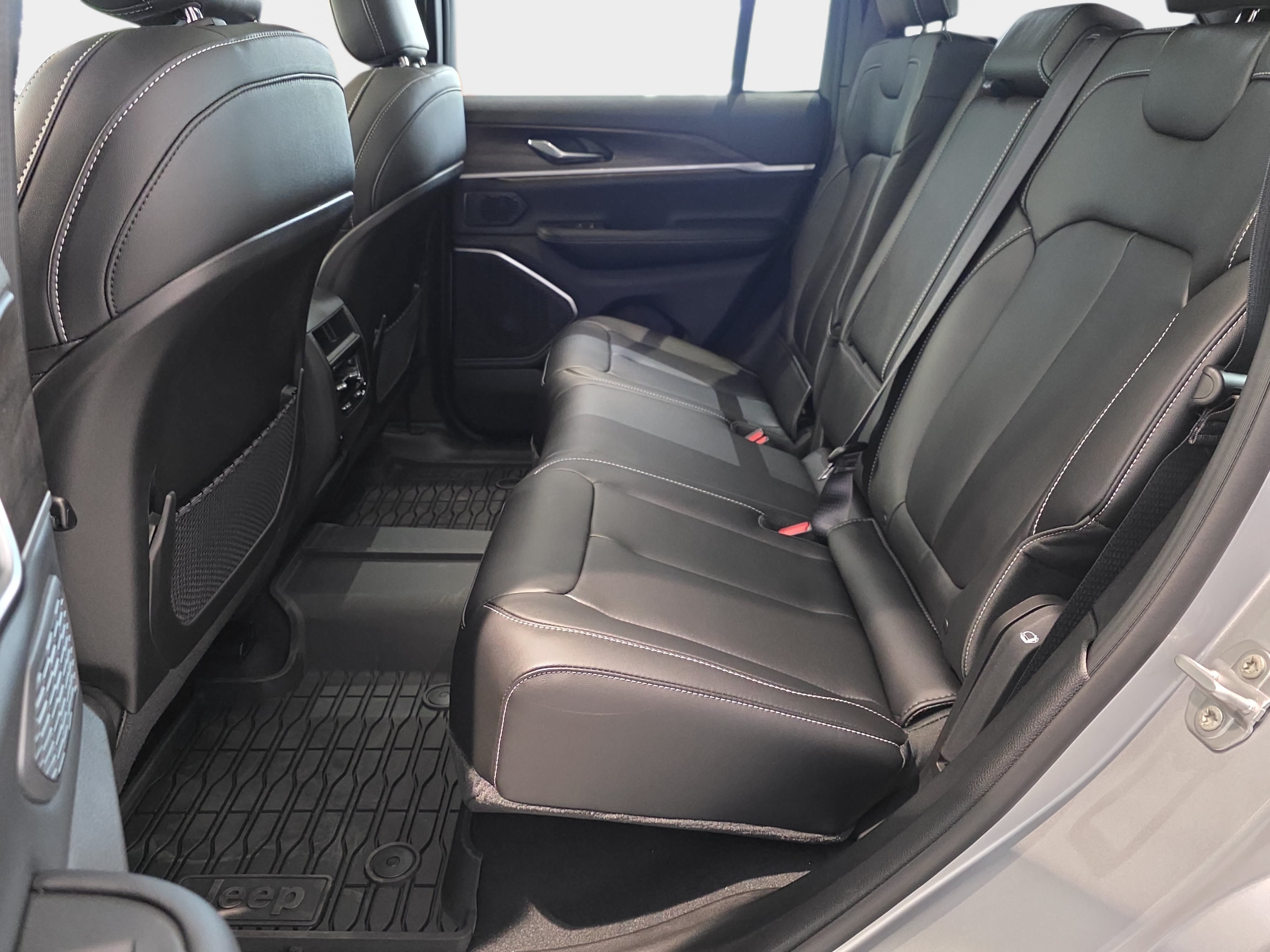 New 2026 Jeep Grand Cherokee Limited w/ Limited Altitude Package AWD/4WD image 10