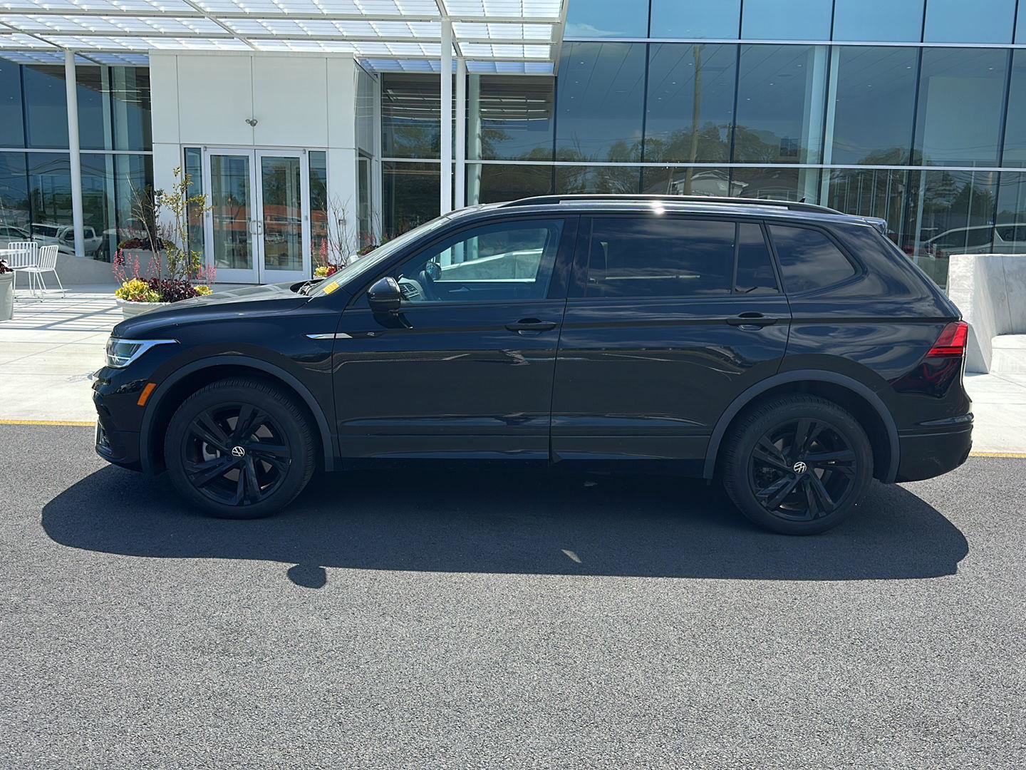 Used 2024 Volkswagen Tiguan SE R-Line AWD/4WD image 8
