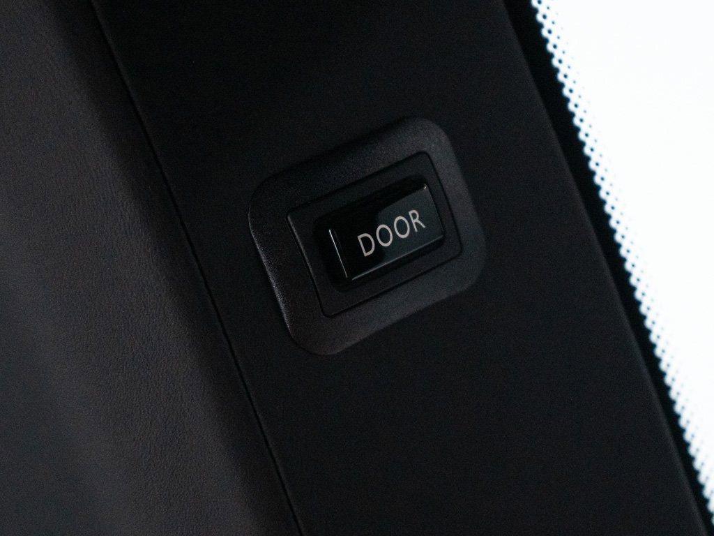 Used 2025 Rolls-Royce Cullinan Black Badge w/ Leather Finishing Pack AWD/4WD image 35