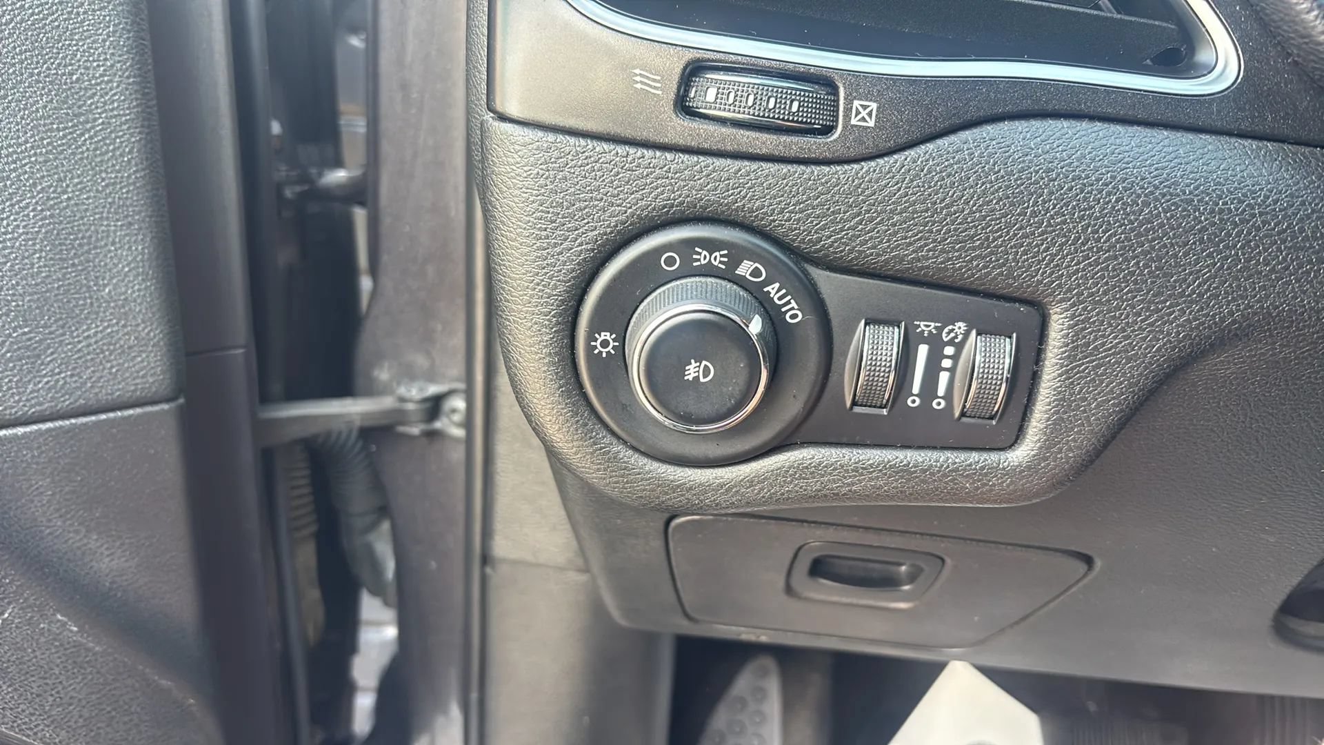 Used 2019 Jeep Cherokee Trailhawk AWD/4WD image 22