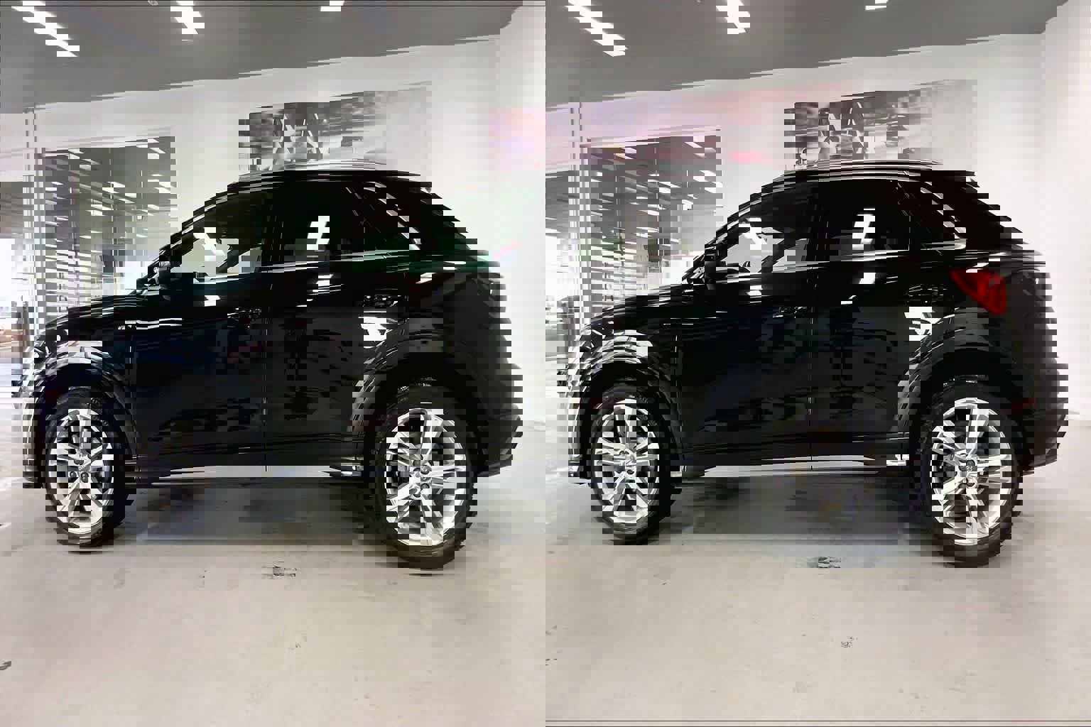 Certified 2020 Audi Q3 2.0T Premium Plus w/ Premium Plus Package AWD/4WD image 3