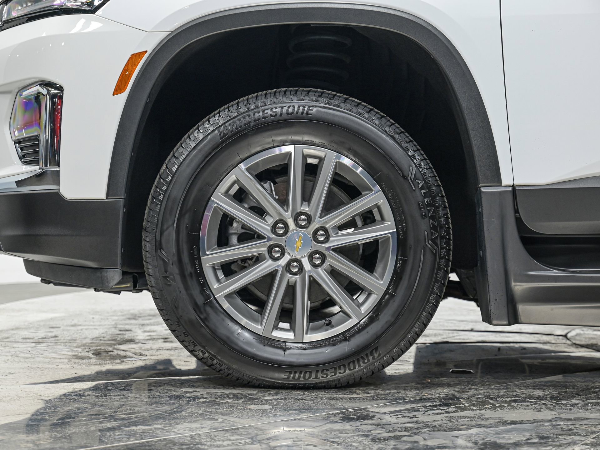 Used 2023 Chevrolet Traverse LT FWD image 3