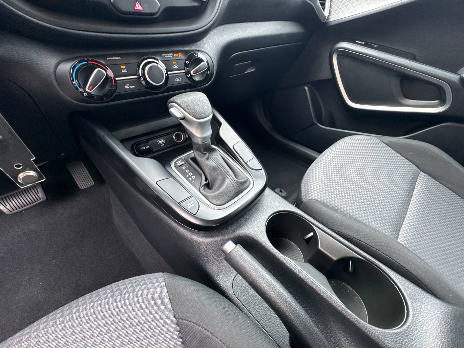 Used 2025 Kia Soul LX w/ LX Technology Package FWD image 29