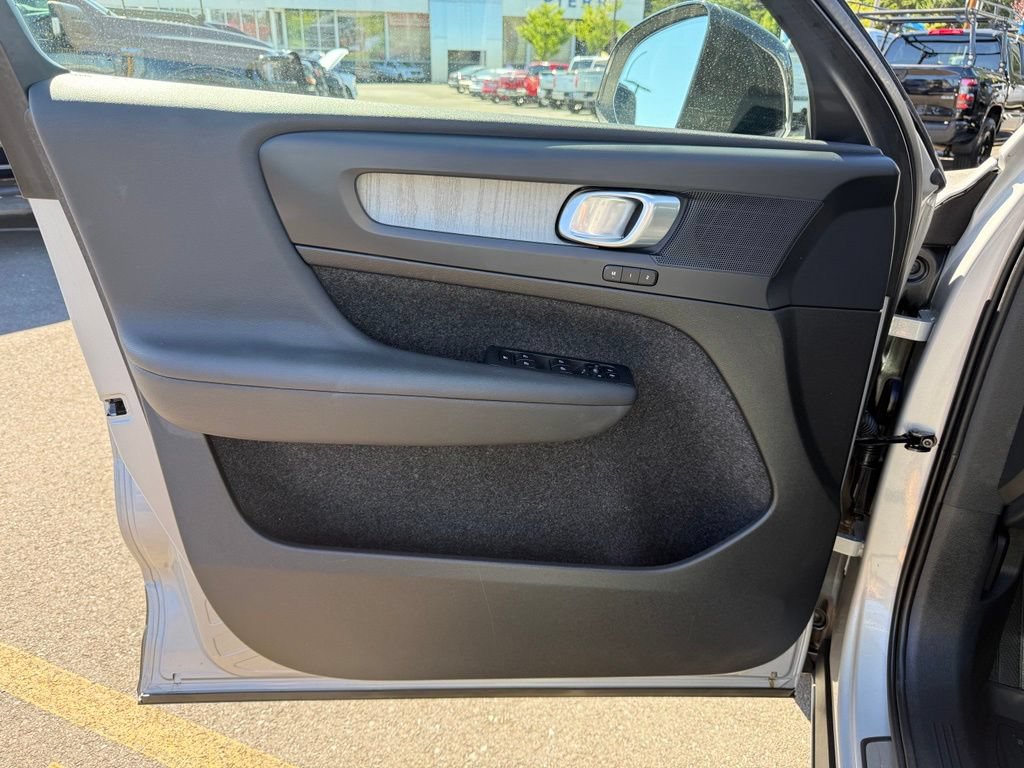 Used 2024 Volvo XC40 B5 Core AWD/4WD image 28