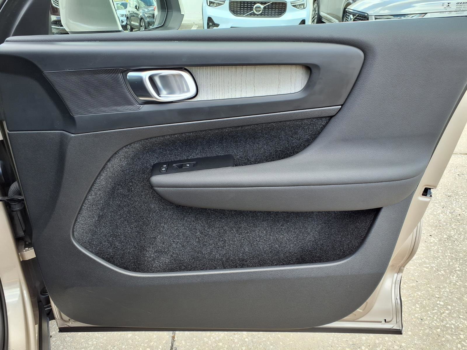 Certified 2023 Volvo XC40 B5 Plus w/ Driver Assist Package AWD/4WD image 13