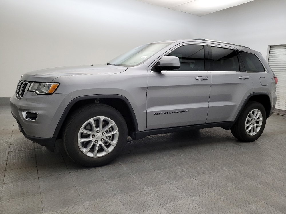 Used 2021 Jeep Grand Cherokee Laredo image 2