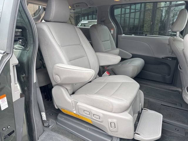 Used 2018 Toyota Sienna XLE w/ XLE Navigation Package image 33
