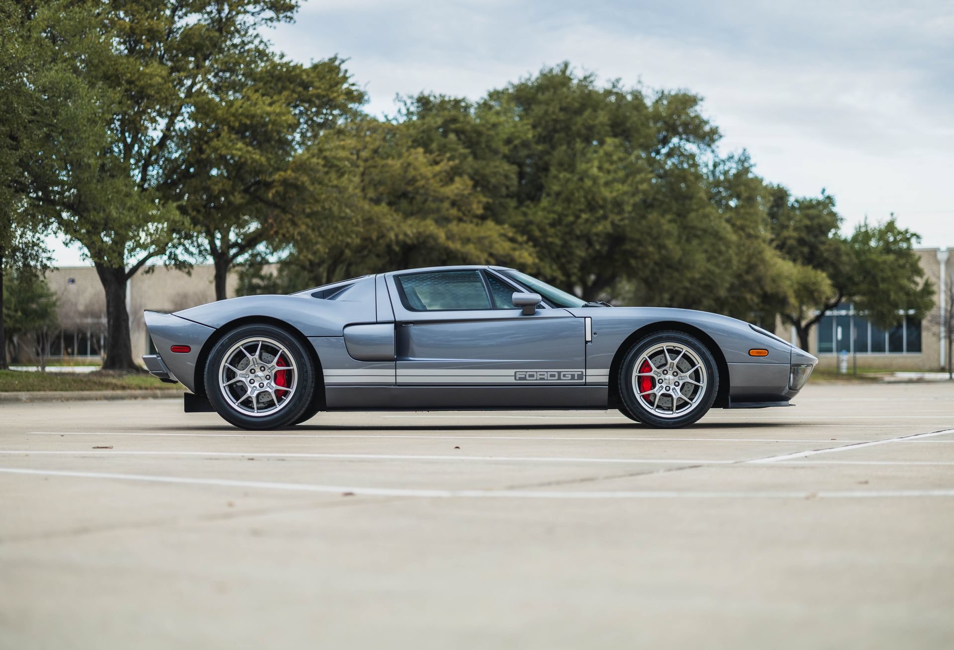 Used 2006 Ford GT RWD image 27