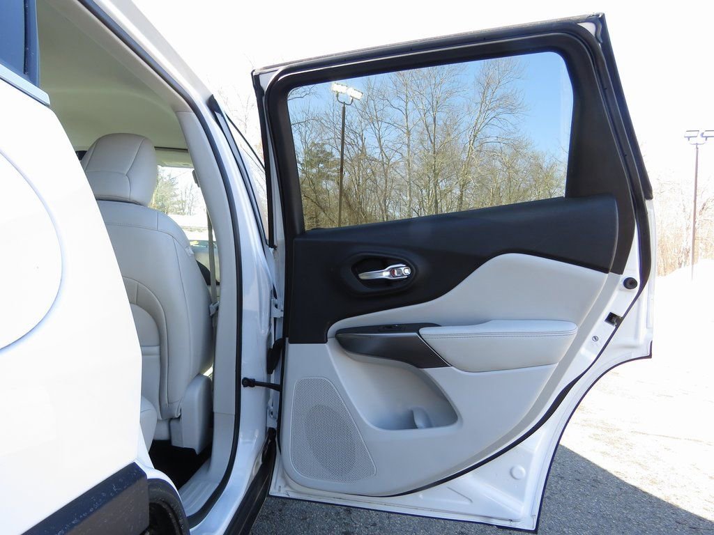 Used 2020 Jeep Cherokee Latitude Plus w/ Cold Weather Group image 15