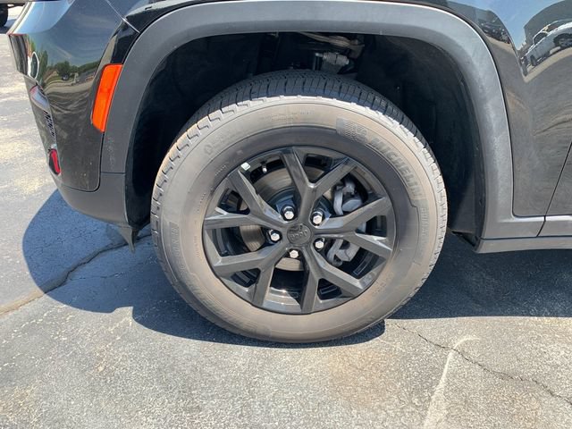 Used 2025 Jeep Grand Cherokee Altitude AWD/4WD image 31