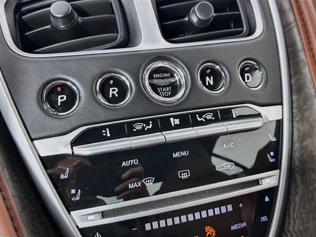 Used 2020 Aston Martin DB11 Volante RWD image 17