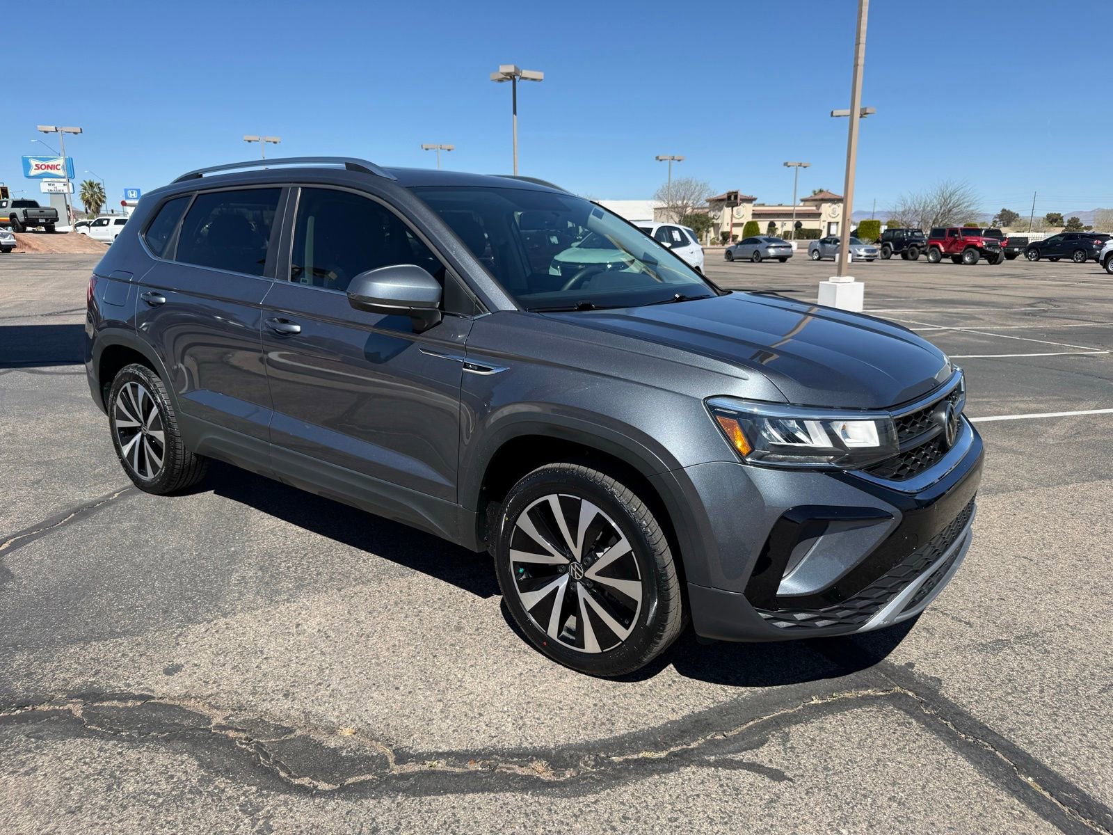 Used 2022 Volkswagen Taos SE w/ Panoramic Sunroof Package image 3