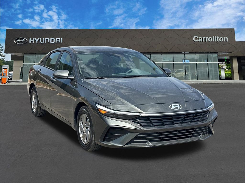 Used 2025 Hyundai Elantra SE FWD image 3