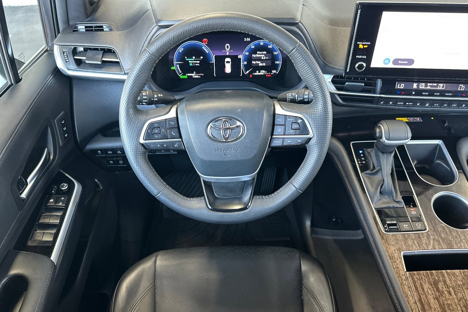 Used 2025 Toyota Sienna Platinum AWD/4WD image 13