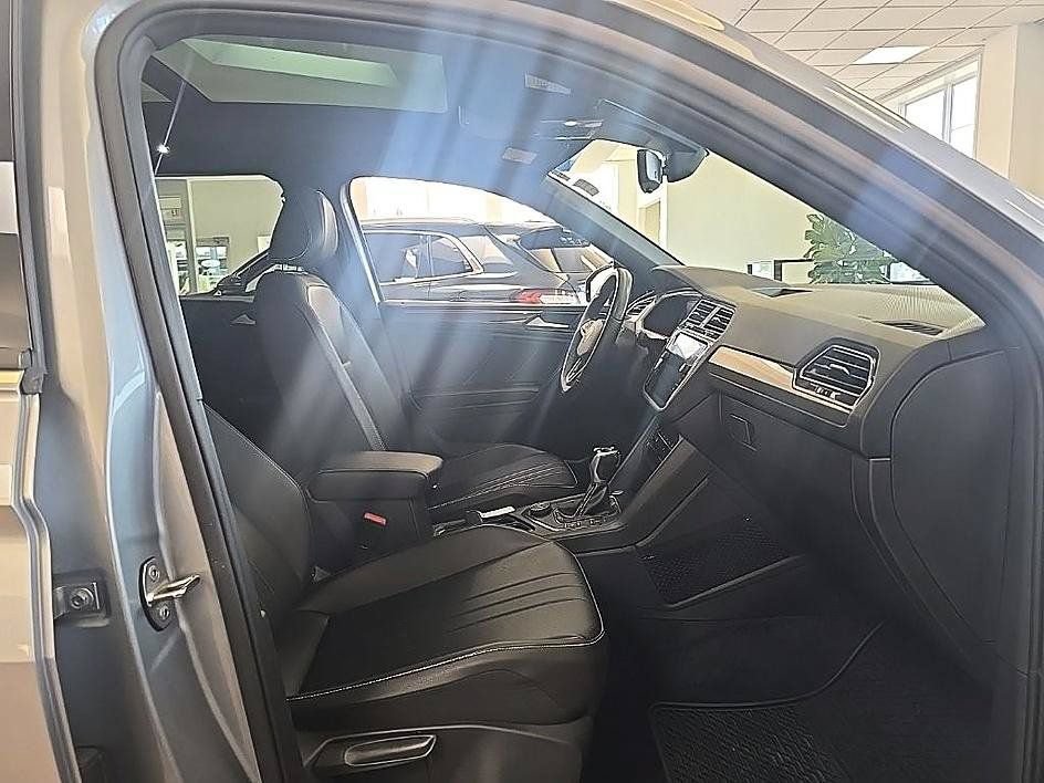 Used 2022 Volkswagen Tiguan SE R-Line AWD/4WD image 37