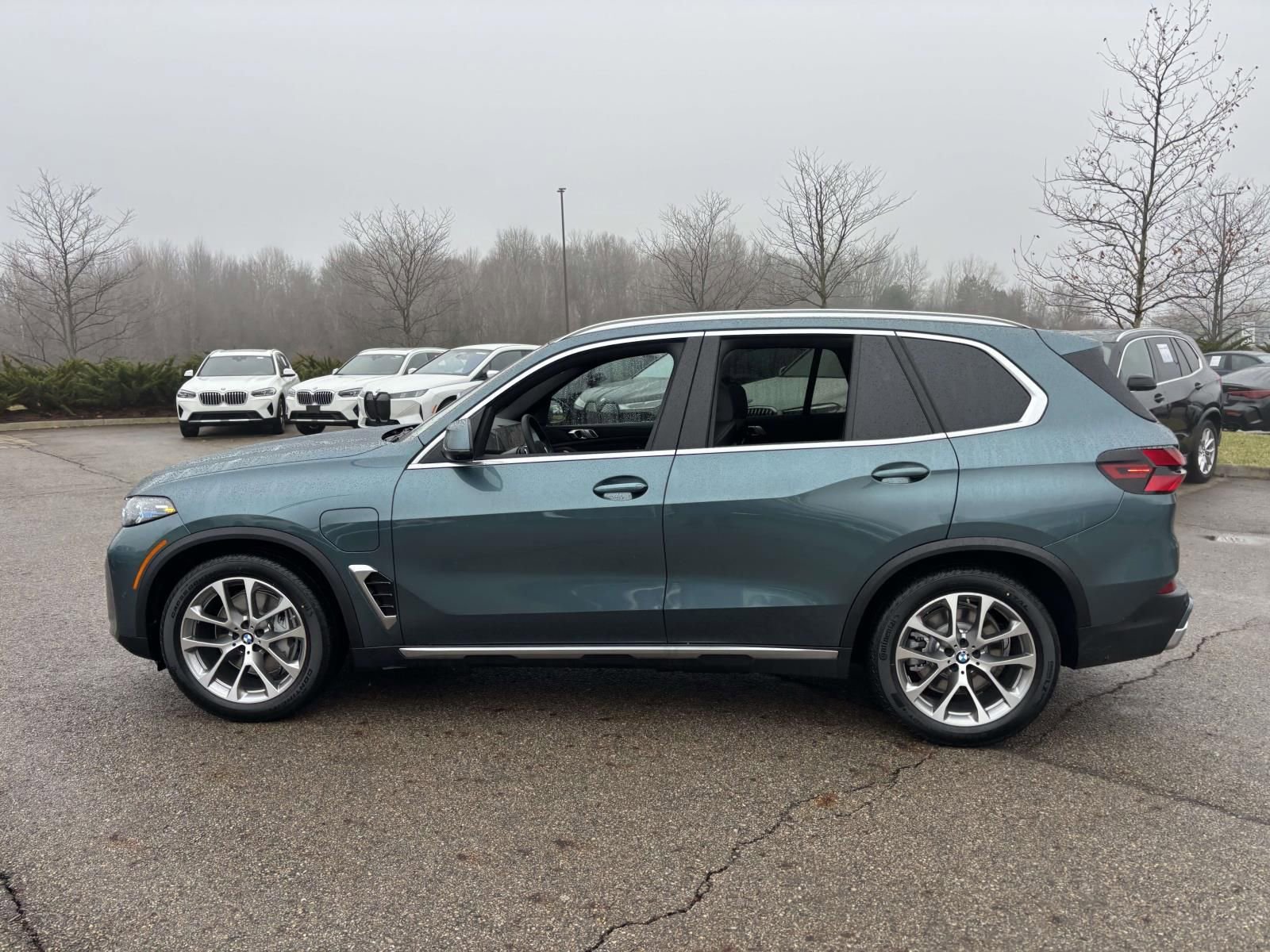 New 2026 BMW X5 xDrive50e w/ Premium Package AWD/4WD image 4