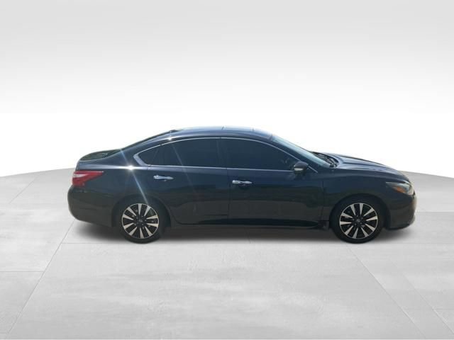 Used 2017 Nissan Altima 2.5 SL w/ Technology Package FWD image 2
