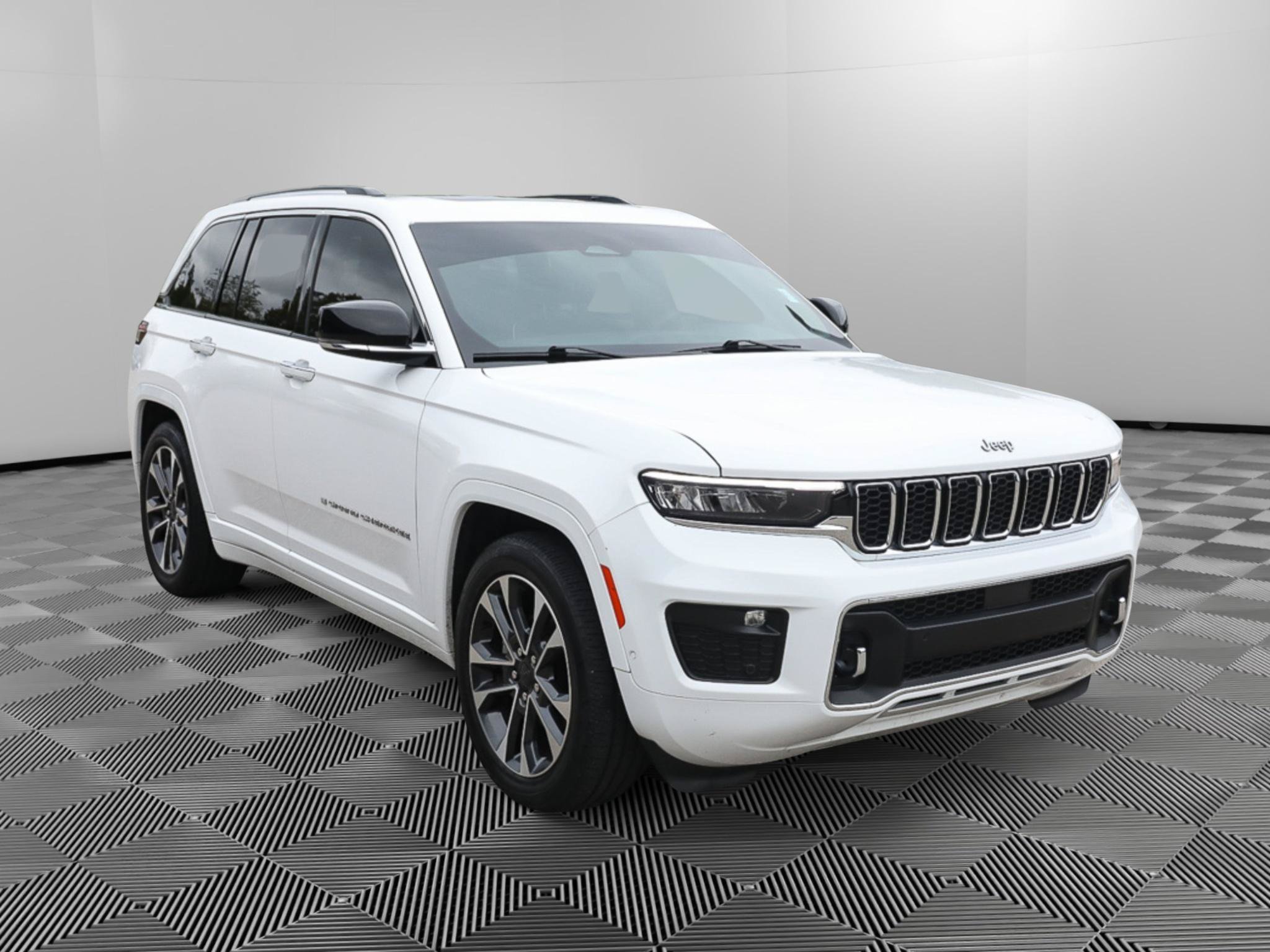 Used 2023 Jeep Grand Cherokee Overland w/ Luxury Tech Group IV AWD/4WD image 10