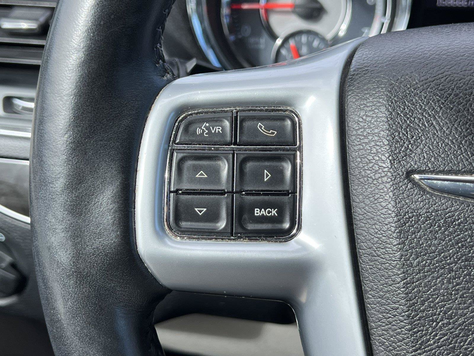 Used 2014 Chrysler Town & Country Touring-L w/ Driver Convenience Group FWD image 20