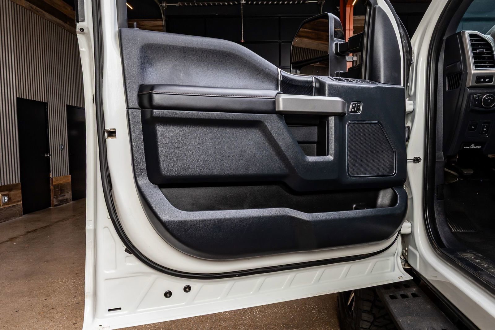 Used 2022 Ford F250 Platinum w/ Tremor Off-Road Package AWD/4WD image 35