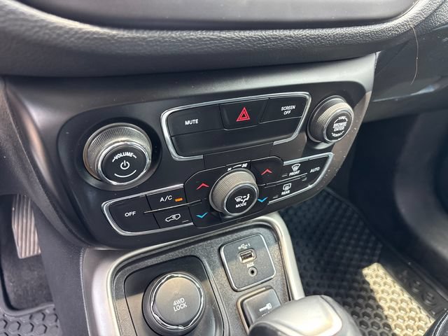 Used 2019 Jeep Compass Latitude w/ Cold Weather Group AWD/4WD image 23