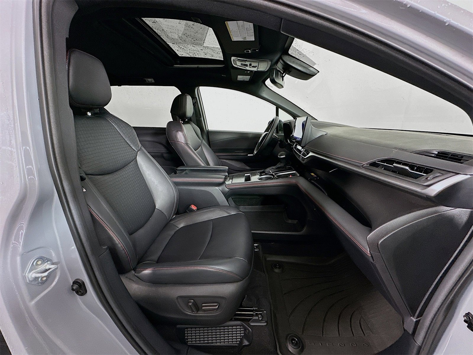 Certified 2025 Toyota Sienna XSE image 30
