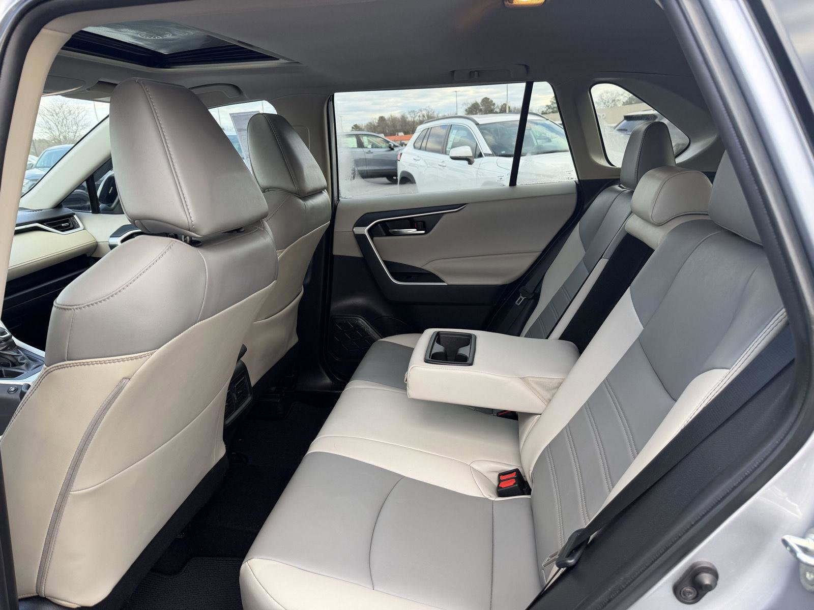 Used 2021 Toyota RAV4 XLE Premium image 14