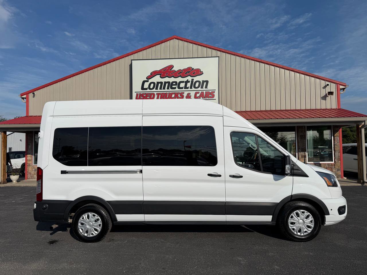 Used 2024 Ford Transit 350 XLT RWD image 3