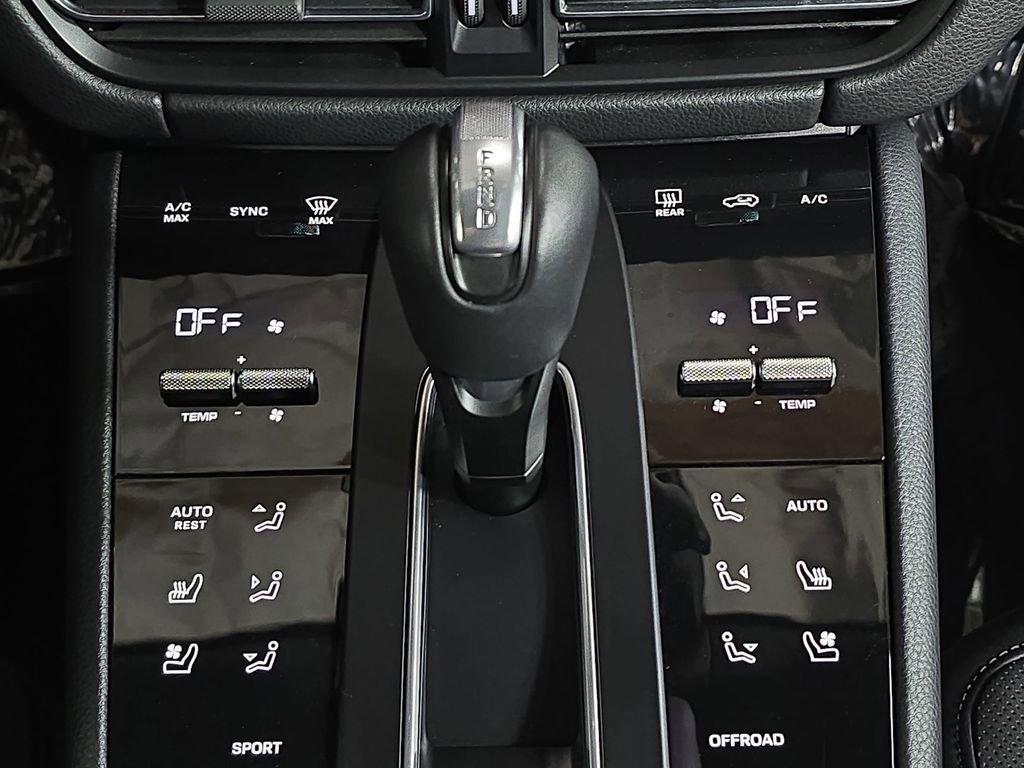 Certified 2026 Porsche Macan AWD/4WD image 19