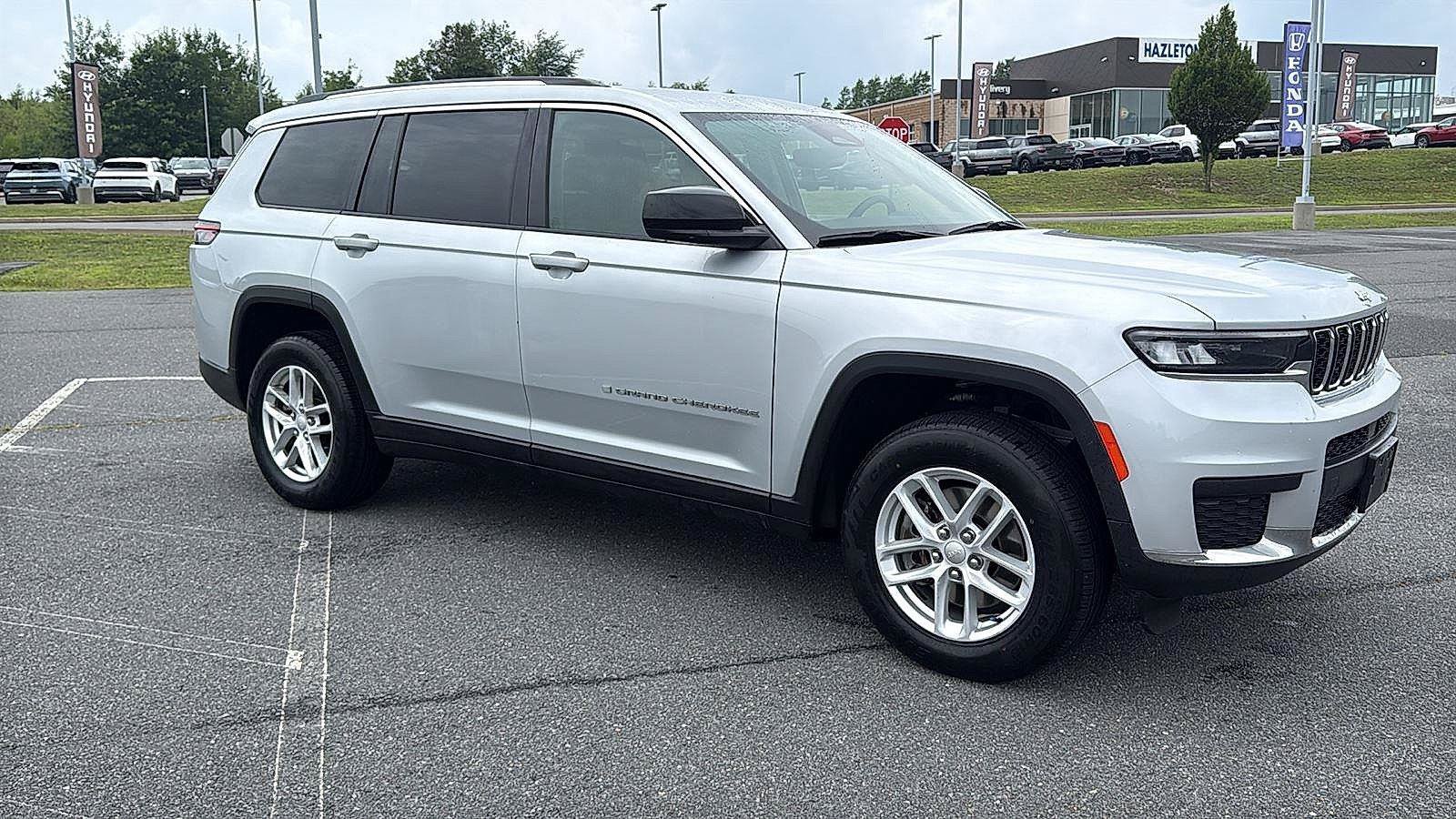 Used 2023 Jeep Grand Cherokee L Laredo AWD/4WD image 2
