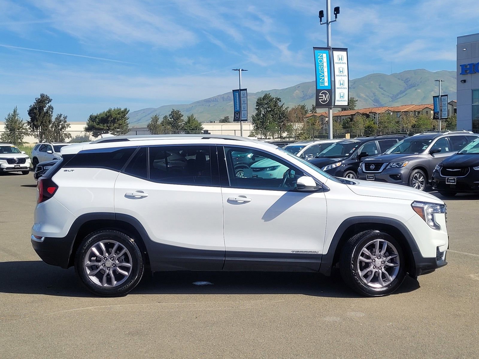 Used 2023 GMC Terrain SLT image 4