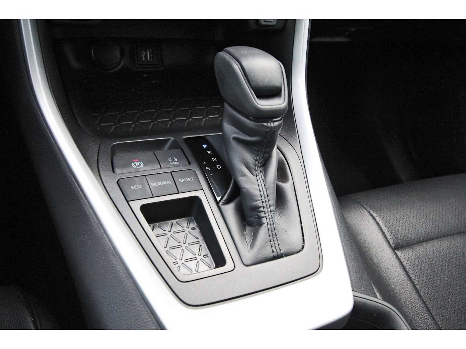 Used 2025 Toyota RAV4 XLE w/ Convenience Package FWD image 24