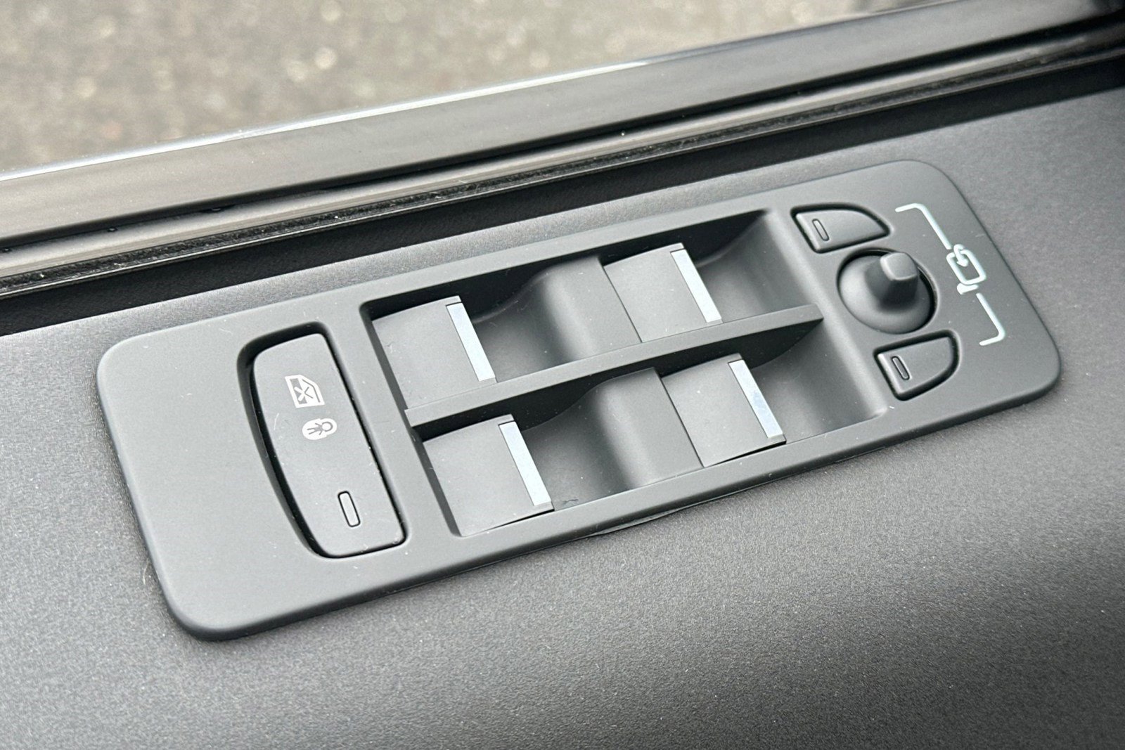 Certified 2025 Land Rover Discovery Sport S image 15