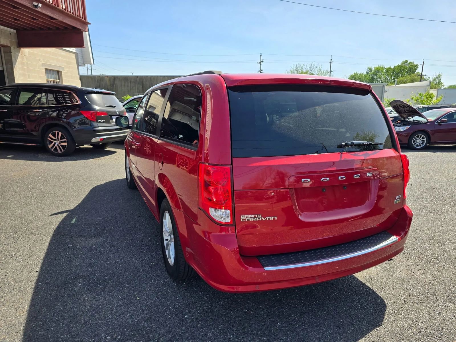 Used 2016 Dodge Grand Caravan SXT w/ Rear Park Assist Package FWD image 4