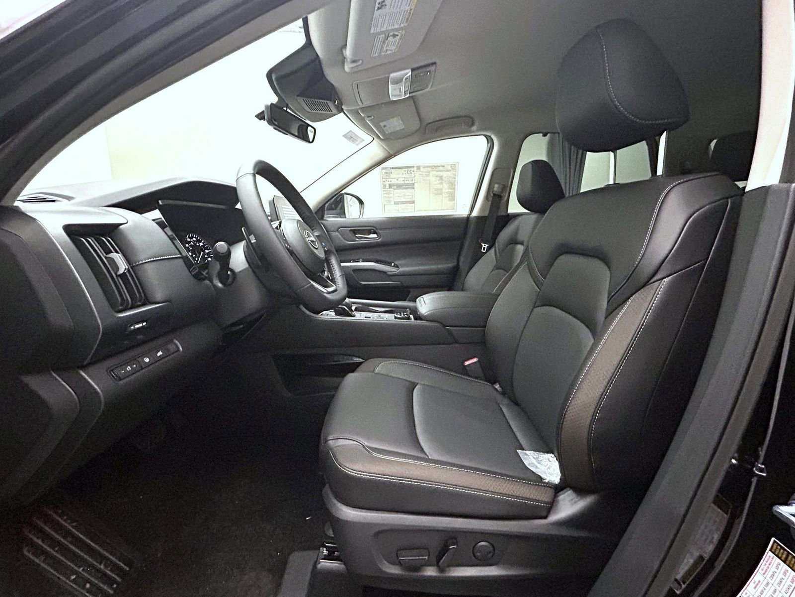 New 2025 Nissan Pathfinder SL w/ Black Appearance Package image 10