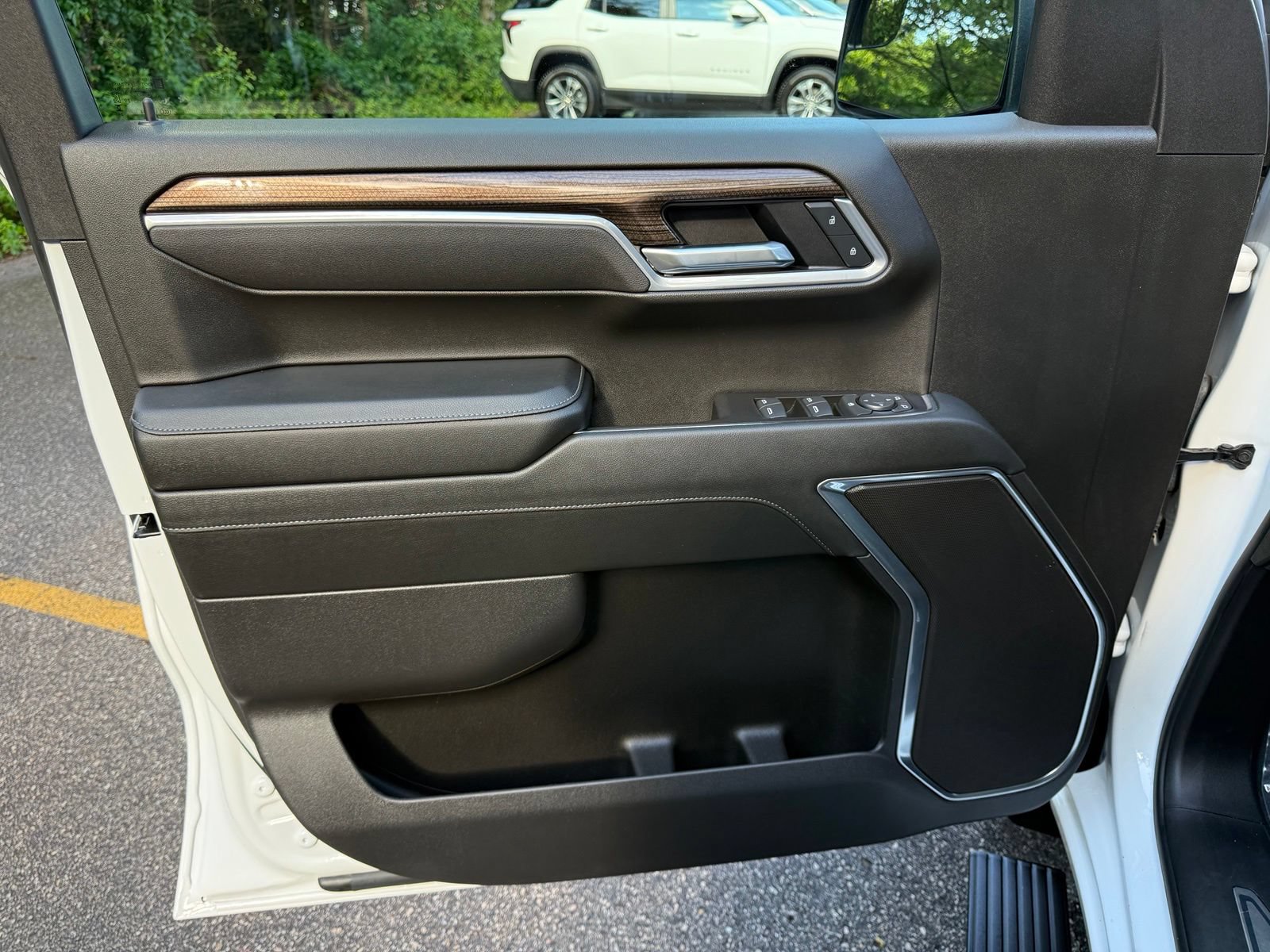 Used 2025 Chevrolet Silverado 1500 LT AWD/4WD image 9