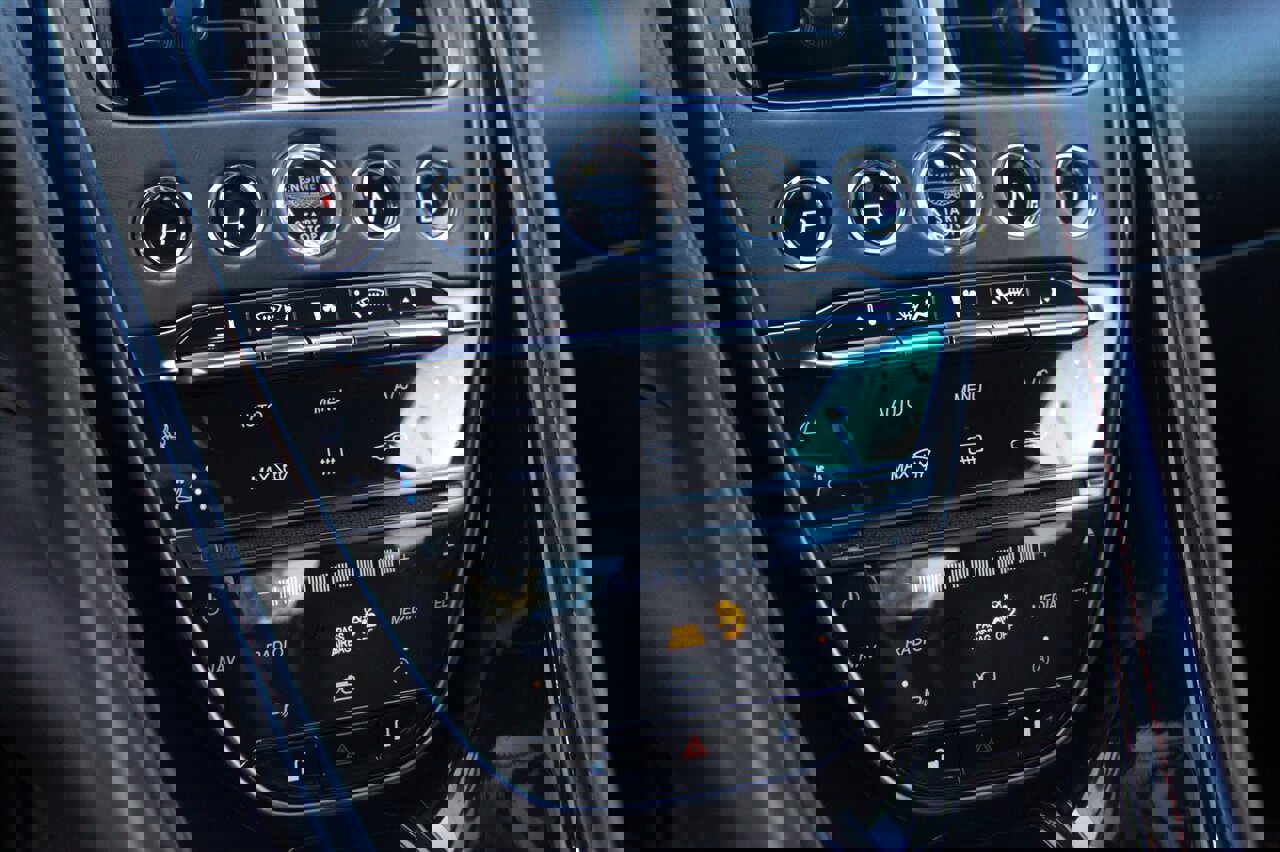 Used 2018 Aston Martin DB11 Coupe image 18